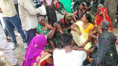 Sonbhadra News: सर्पदंश से पूर्व बीडीसी सदस्य की मौत, शव का पोस्टमार्टम कराने से इनकार; परिजनों ने किया हंगामा Former BDC member dies due to snakebite in sonbhadra