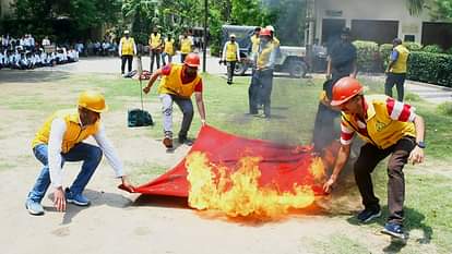 UP: फ्लाइट सेवा स्थगित होने से बहुत घबरा गए हैं सैलानी; लेह-लद्दाख में फंसे मुरादाबाद के पर्यटक Tourists from Moradabad stranded in Leh-Ladakh due to closure of air service