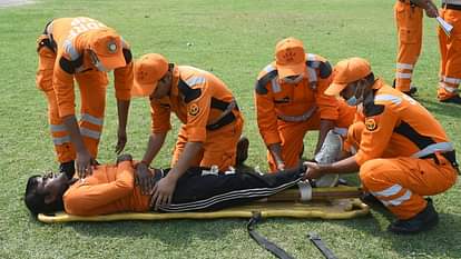 UP: फ्लाइट सेवा स्थगित होने से बहुत घबरा गए हैं सैलानी; लेह-लद्दाख में फंसे मुरादाबाद के पर्यटक Tourists from Moradabad stranded in Leh-Ladakh due to closure of air service