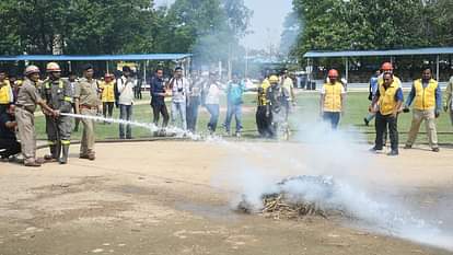 UP: फ्लाइट सेवा स्थगित होने से बहुत घबरा गए हैं सैलानी; लेह-लद्दाख में फंसे मुरादाबाद के पर्यटक Tourists from Moradabad stranded in Leh-Ladakh due to closure of air service