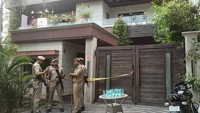 मुरादाबाद की परंपरा सोसाइटी में मर्डर: केमिकल कारोबारी की मां की हत्या, वारदात के बाद से नौकर गायब Murder in Moradabad Parampara Society: Chemical businessman mother murdered, servant missing since incident