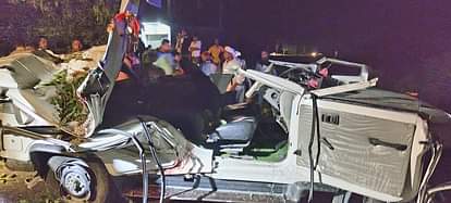 यूपी: सुल्तानपुर में आंधी से चलती बोलेरो पर गिरा पेड़, चालक समेत दो की मौके पर मौत, बुलानी पड़ी जेसीबी UP: A tree fell on a moving Bolero due to a storm in Sultanpur, two including the driver died on the spot, JCB