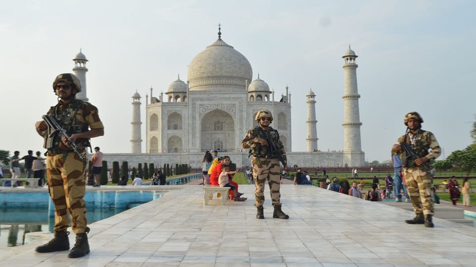 UP: ताज को उड़ाने की धमकी...सुरक्षा एजेंसियां अलर्ट, तीन घंटे चला तलाशी अभियान; पेन भी नहीं ले जा सके पर्यटक Threat received to bomb blast in Taj Mahal in Agra