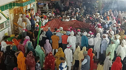 UP: देवरिया में कौव्वाल समीम ने कहा- 'मुझसे ना टकराएं... चीन हो या पाकिस्तान, मेरे भारत से टकराना- नहीं आसान Three-day 44th annual Urs at the dargah of Syed Yasin Shah of Selharapur, Deoria