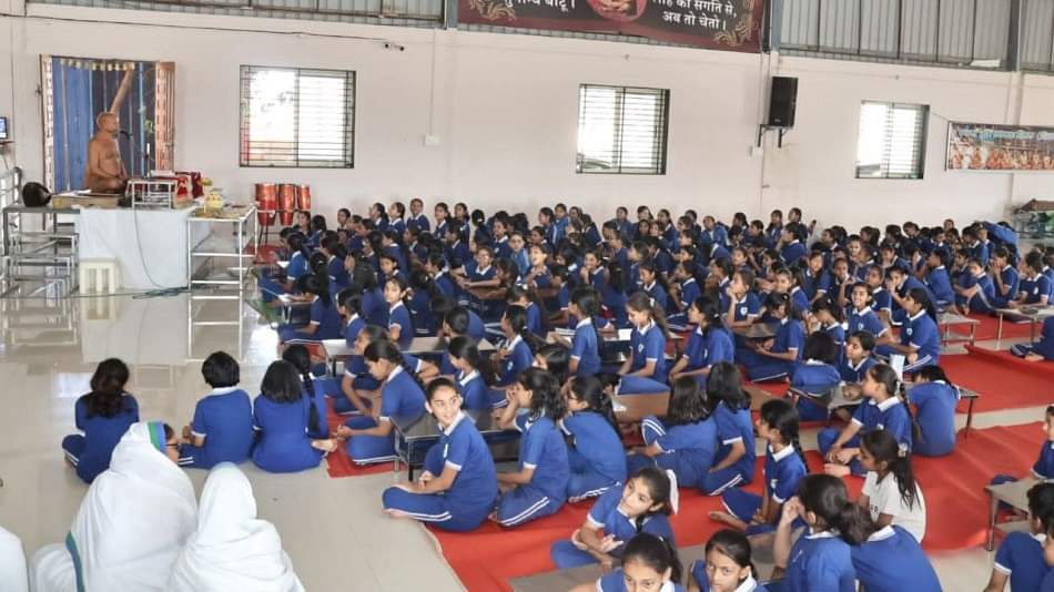 Indore News: विदेश छोड़ा, शादी छोड़ी, अब बना रहीं भारत की बेटियों का भविष्य pratibhasthali cbse school jain samaj education