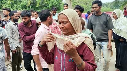 Bijnor: बाइक को टक्कर मारकर पलटी कार, तीन लोगों की मौत, लुढ़कती हुई खेत में गिरी कार से निकल भागा चालक Bijnor: Car overturns after hitting bike, three dead, driver runs away from car as it rolls and falls in field