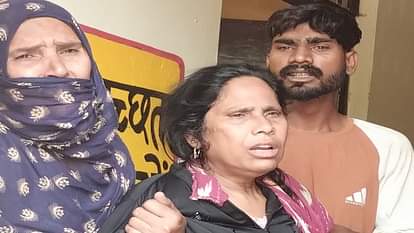Bijnor: बाइक को टक्कर मारकर पलटी कार, तीन लोगों की मौत, लुढ़कती हुई खेत में गिरी कार से निकल भागा चालक Bijnor: Car overturns after hitting bike, three dead, driver runs away from car as it rolls and falls in field