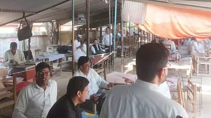 Aligarh News: 15 दिन बाद काम पर लौटे अधिवक्ता, एक दिन में हुए 288 बैनामे Advocates' strike ends in Aligarh