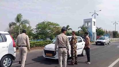 Bhopal: भारत-पाकिस्तान तनाव के बीच भोपाल में अलर्ट, चौराहों पर पुलिस तैनात, लोगों ने टैंक पर लहराया तिरंगा Bhopal: Alert in Bhopal amid India-Pakistan tension, police deployed at intersections, people waved the tricol