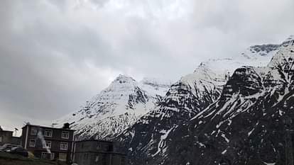 Himachal Weather: लाहाैल की चोटियों पर बर्फबारी, प्रदेश के कई भागों में इतने दिन जारी रहेगा बारिश का दाैर Himachal Weather: Fresh snowfall in high altitude areas of Lahaul, temperature drops