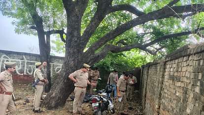 UP: हाथों में लड्डू और पानी के गिलास, फिरोजाबाद में ग्लास फैक्टरी के सामने मिलीं दो लाशें; पुलिस जांच में जुटी Two Dead bodies found in front of a glass factory in Firozabad police engaged in investigation