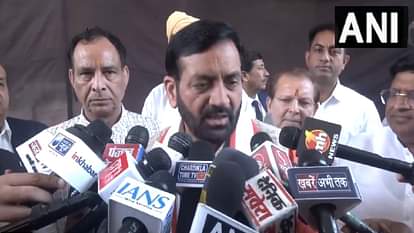 हरियाणा के सीएम सैनी का पाकिस्तान पर तंज: मंत्री विज ने टीवी चैनलों से की अपील, खतरे के सायरन बजाने से बचें Haryana CM Saini's taunt on Pakistan: Minister Vij appeals to TV channels to avoid sounding danger sirens