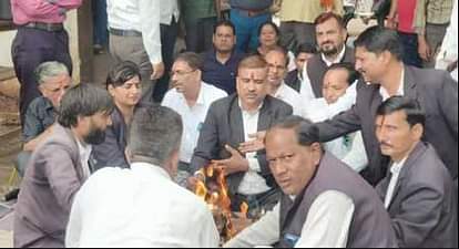 Agra: तहसील में बैनामा, नकल और मुकदमों की सुनवाई ठप...चौथे दिन रजिस्ट्री दफ्तर में निजीकरण का विरोध जारी Hearing of sale deed copy and cases stopped in tehsil Protest against privatization continues in registry off