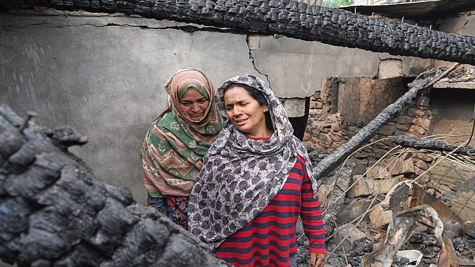 पाकिस्तान ने फिर की हिमाकत: नागरिक इलाकों को निशाना बना रही पाक सेना, गोलीबारी से घर तबाह; देखें तस्वीरें Pakistani army is targeting civilian areas in Jammu and Kashmir, violating ceasefire