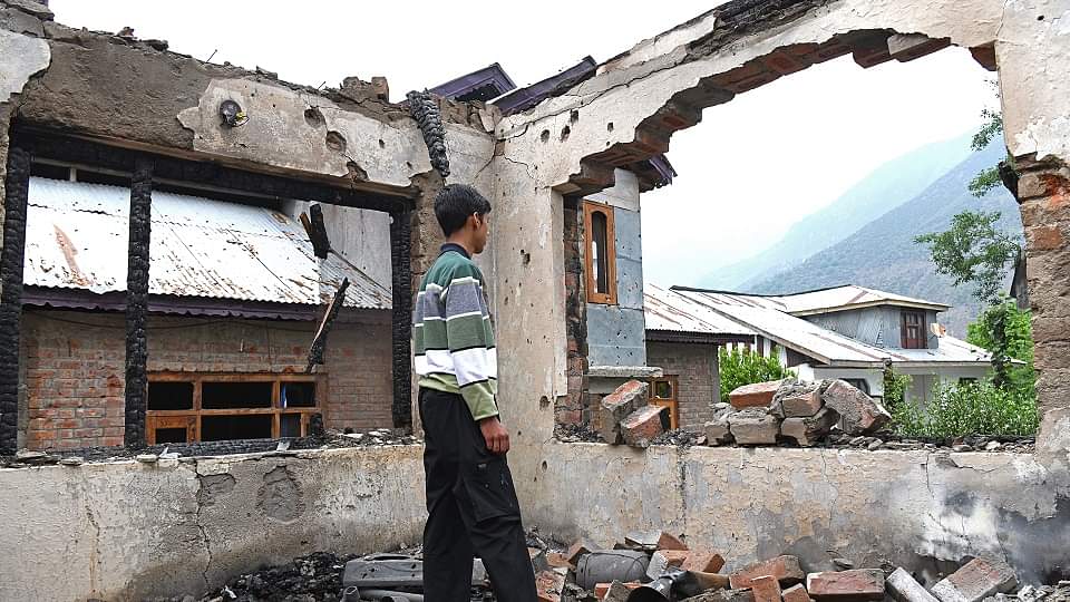 पाकिस्तान ने फिर की हिमाकत: नागरिक इलाकों को निशाना बना रही पाक सेना, गोलीबारी से घर तबाह; देखें तस्वीरें Pakistani army is targeting civilian areas in Jammu and Kashmir, violating ceasefire