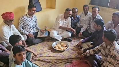 Barmer: ऑपरेशन सिंदूर की सफलता पर पाक विस्थापितों ने गुड़ बांटकर मनाई खुशियां, कहा- हर मोर्चे पर साथ खड़े हैं Barmer: Pakistani refugees celebrated the success of Operation Sindoor by distributing jaggery