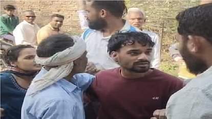 UP: युवक ने पाकिस्तान के समर्थन में लगाया ऐसा स्टेटस, लोगों ने पकड़कर की धुनाई, मोहल्ले में तनाव व्याप्त The youth posted such a status in support of Pakistan