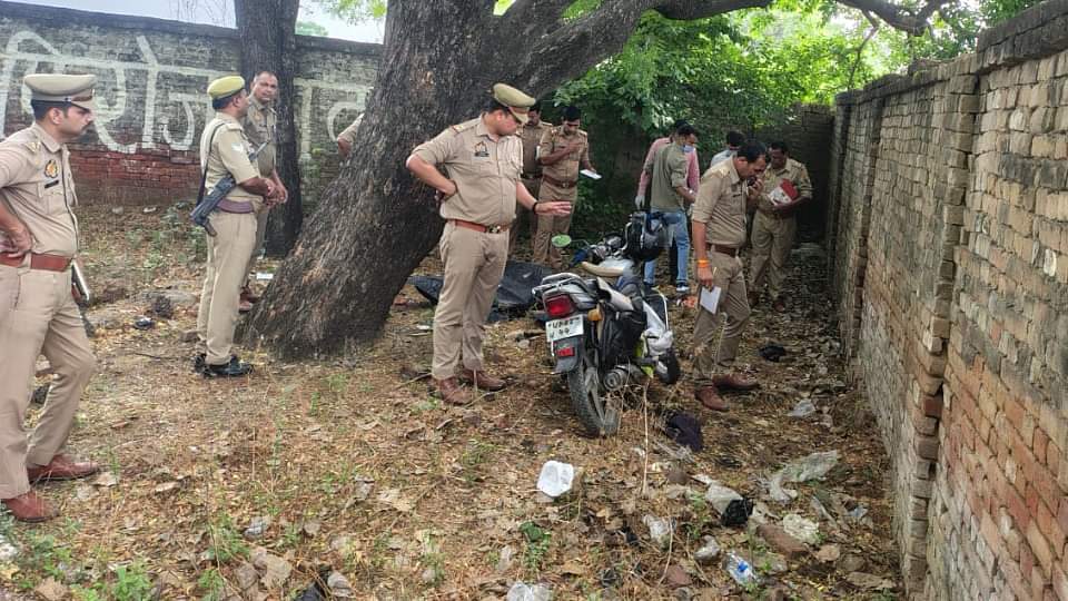 Firozabad Murder News: नीम के पेड़ पर लटका सुई से भेदा गुड्डा, नीचे पड़ी दो लाशें, ऐसी मौत देख कांप उठा कलेजा Firozabad Murder By Black Magic Two Found Dead Under Tree with Voodoo Doll Police Investigates Tantrik Angle
