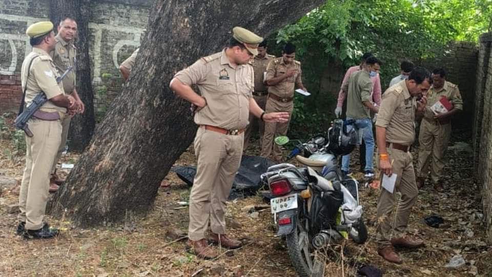 Firozabad Murder News: नीम के पेड़ पर लटका सुई से भेदा गुड्डा, नीचे पड़ी दो लाशें, ऐसी मौत देख कांप उठा कलेजा Firozabad Murder By Black Magic Two Found Dead Under Tree with Voodoo Doll Police Investigates Tantrik Angle