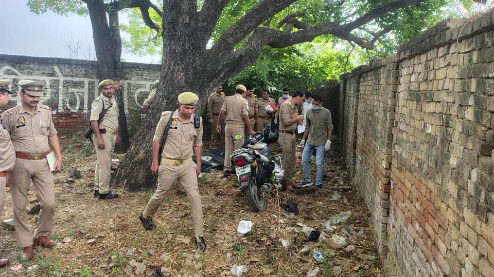 Firozabad Murder News: नीम के पेड़ पर लटका सुई से भेदा गुड्डा, नीचे पड़ी दो लाशें, ऐसी मौत देख कांप उठा कलेजा Firozabad Murder By Black Magic Two Found Dead Under Tree with Voodoo Doll Police Investigates Tantrik Angle