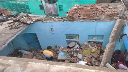 Lalitpur: भाई की सोमवार को जाने थी बरात... तभी मेहमानों पर भरभराकर गिरी छत, चार लोग हो गए घायल Roof of a shop collapsed due to strong winds and rain in Lalitpur