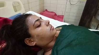Ayodhya: चचेरे भाई ने बहन पर फेंका गर्म दाल चावल, चेहरा और हाथ झुलसा, अस्पताल में भर्ती Ayodhya: Cousin brother threw hot rice and dal on sister, her face and hands got burnt