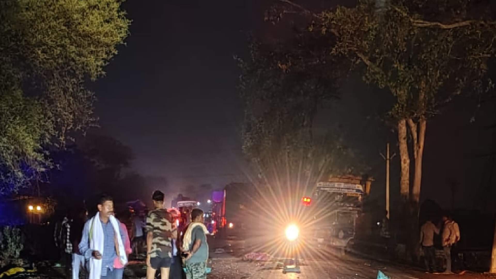 Raipur accident: टोल बचाने के चक्कर में पकड़ा दूसरा रास्ता, 13 लोगों ने तोड़ा दम,मातम में बदली छठी की खुशियां Raipur khrora accident news: 13 people died and many Injured CG accident news