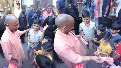Varanasi News: काशी दौरे पर मुख्यमंत्री, बाबा विश्वनाथ व काल भैरव के दर्शन किए, समीक्षा बैठक कर निर्देश दिए Chief Minister on Kashi tour visited Baba Vishwanath and Kaal Bhairav