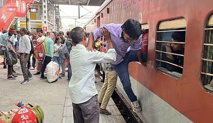 जम्मू से लौट रही ट्रेनों का हाल: ठसाठस भरे कोच, बाथरूम तक में लोग; खिड़कियों से आ-जा रही हैं सवारियां Condition of trains returning from Jammu: Coaches are jam packed, people even in bathrooms; passengers are com