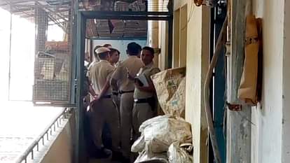 दिल्ली में दिल दहला देने वाली वारदात: कारोबारी ने पत्नी-बेटा-बेटी संग पिया जहर, बच्चों की मौत; दंपती गंभीर In Delhi a businessman drank poison along with his wife son and daughter both children died couple is in criti
