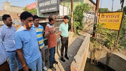 Aligarh: नगर विकास विभाग के विशेष सचिव सत्य प्रकाश पटेल पहुंचे अलीगढ़, जानी शहर में नाला सफाई की हकीकत Nagar Vikas Vibhag Special Secretary Satya Prakash Patel reached Aligarh