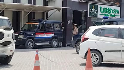 Kanpur: मादक पदार्थों की सूचना पर कॉस्मो जिम में पुलिस का छापा Kanpur: Police raid Cosmo Gym on information of drugs