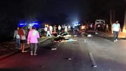 छत्तीसगढ़ में बड़ा सड़क हादसा: ट्रक और ट्रेलर की टक्कर में 13 लोगों की मौत, सड़क पर बिखरे पड़े दिखे शव Major accident in Chhattisgarh, 13 people died in collision between truck and trailer
