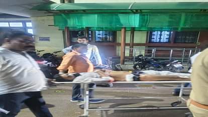 Prayagraj : सिविल लाइंस में युवक को मारी गोली, असलहा लहराते हुए भागे बदमाश Youth shot in Civil Lines Prayagraj admitted to SRN in critical condition