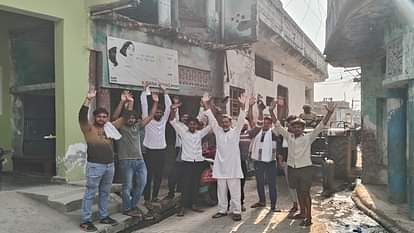 Aligarh News: गांव में बिछी है नंगे तारों की जर्जर लाइन, बिजली विभाग के खिलाफ ग्रामीणों का प्रदर्शन Demonstration against electricity department in Bhadroi