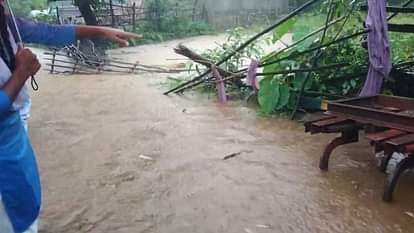 बालोद में मानसून से पहले संकट: नाली नहीं बनने से होता जलभराव, बच्चे नहीं जा पाते स्कूल; ग्रामीण परेशान there is problem of waterlogging in rain due to lack of drainage in Betaal village in Balod