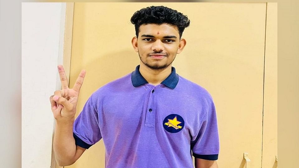 Karan became a topper: Such passion for studies, mother had to snatch the book, father posted on the border.