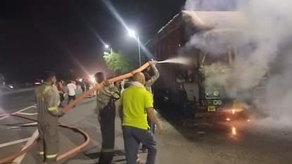 Hathras News: नोएडा से बिहार जा रहे कंटेनर में लगी आग, 150 फ्रिज हुए राख, लाखों का हुआ नुकसान Fire broke out in a container, 150 refrigerators turned to ashes