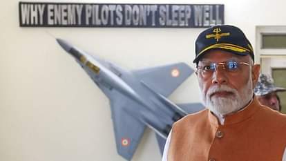 Punjab: भारत-पाक तनाव के बीच आखिर आदमपुर एयरबेस क्यों पहुंचे पीएम मोदी, एक तस्वीर से दुश्मन को चेताया PM Narendra Modi at Adampur Air Base interacted with brave Jawans