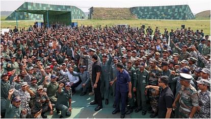 Operation Sindoor: सेना के साहस को सलाम करने आदमपुर एयरबेस पहुंचे पीएम मोदी; पाकिस्तान के झूठ का किया पर्दाफाश Operation Sindoor: Prime Minister Modi reached Adampur Airbase, met the soldiers