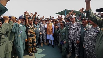 Operation Sindoor: सेना के साहस को सलाम करने आदमपुर एयरबेस पहुंचे पीएम मोदी; पाकिस्तान के झूठ का किया पर्दाफाश Operation Sindoor: Prime Minister Modi reached Adampur Airbase, met the soldiers