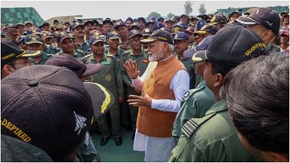 Operation Sindoor: सेना के साहस को सलाम करने आदमपुर एयरबेस पहुंचे पीएम मोदी; पाकिस्तान के झूठ का किया पर्दाफाश Operation Sindoor: Prime Minister Modi reached Adampur Airbase, met the soldiers