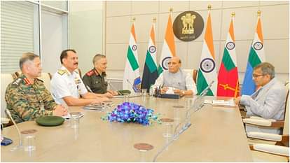 Rajnath Singh: राजनाथ सिंह ने सुरक्षा स्थिति की समीक्षा के लिए की अहम बैठक, CDS समेत शीर्ष अधिकारी रहे मौजूद Rajnath Singh held an important meeting to review the security situation News In Hindi