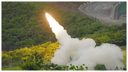 Taiwan: चीन की आक्रामकता के खिलाफ तैयारी कर रहा ताइवान, रॉकेट सिस्टम HIMARS का किया परीक्षण Taiwan conducts first live firing test of america supplied HIMARS amid china threat
