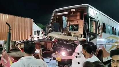 Aligarh News: हाईवे पर खड़ी ट्रैक्टर-ट्रॉली से टकराई बरात की बस, छह बराती जख्मी, सभी खतरे से बाहर wedding procession bus collided with a tractor-trolley