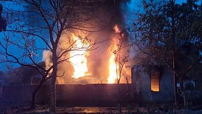Meerut: हाईटेंशन लाइन से गिरी चिंगारी, पेट्रोल के चार टैंकरों में लगी भीषण आग, दो लोग झुलसे, ऑफिस भी जला Meerut: Sparks fell from high tension line, massive fire broke out in four petrol tankers, two people got burn