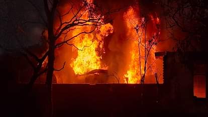 Meerut: हाईटेंशन लाइन से गिरी चिंगारी, पेट्रोल के चार टैंकरों में लगी भीषण आग, दो लोग झुलसे, ऑफिस भी जला Meerut: Sparks fell from high tension line, massive fire broke out in four petrol tankers, two people got burn
