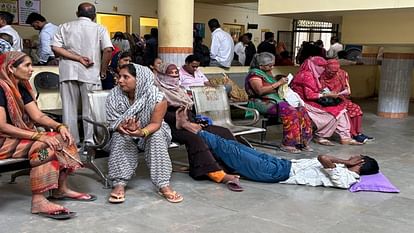 चिकित्सा सेवा बीमार: पैर में फ्रैक्चर, डेढ़ घंटे किया इंतजार, स्ट्रेचर नहीं मिला तो घिसटकर पहुंचे एक्सरे कराने condition of deen dayal hospital aligarh
