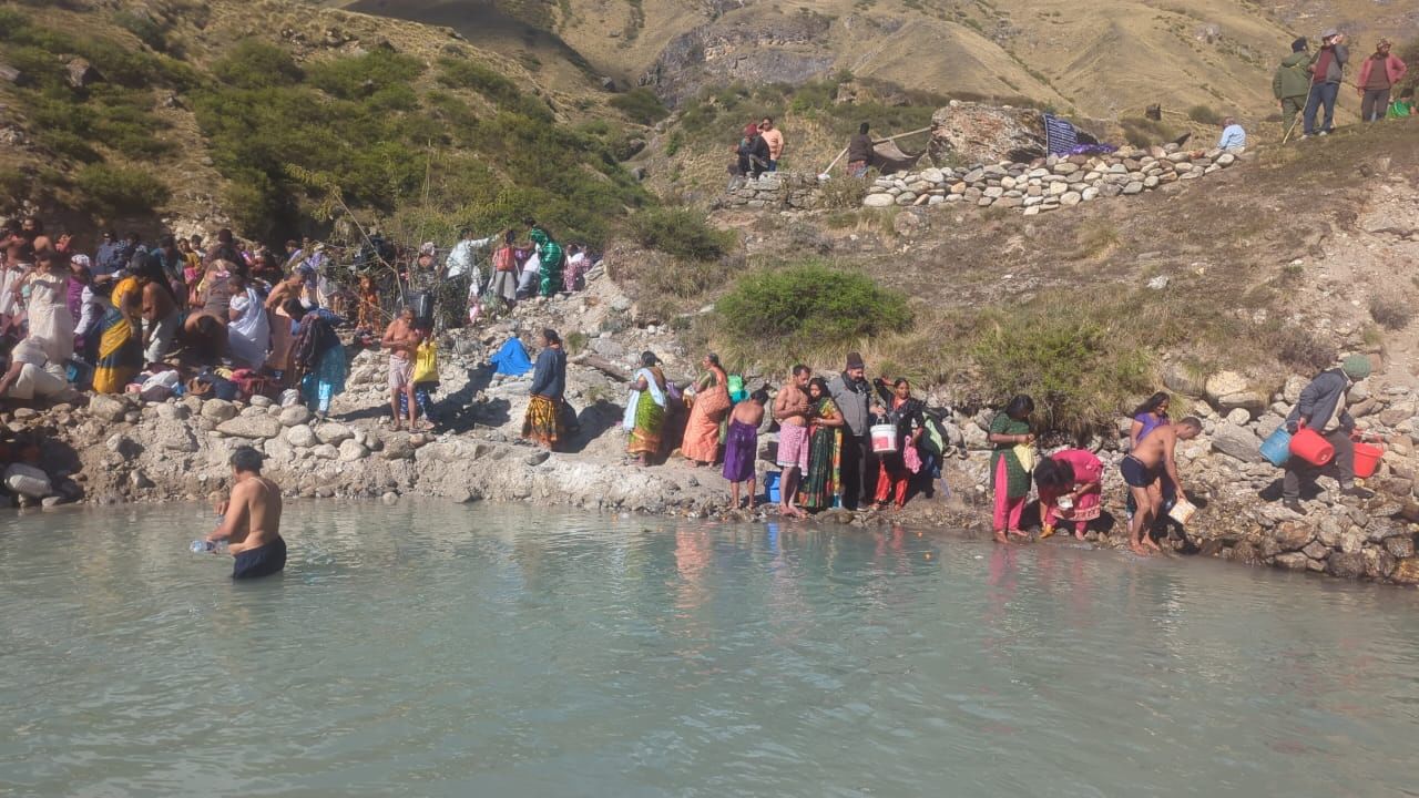 भारत का प्रथम गांव: 12 साल बाद फिर गूंजे वैदिक मंत्र, दक्षिण से जुटे श्रद्धालु, जानें क्या है पुष्कर कुंभ? Pushkar Kumbh badrinath Mana village More than 10000 devotees took a holy dip in Pushkar Kumbh Watch Photos