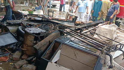 Kanpur: हाइटेंशन लाइन गिरने से अफरा तफरी, चार दुकानें जलीं, दो घायल Kanpur: Chaos due to high tension line falling, four shops burnt, two injured